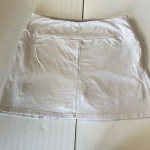 Slender Shapes White Skorts Size Large
